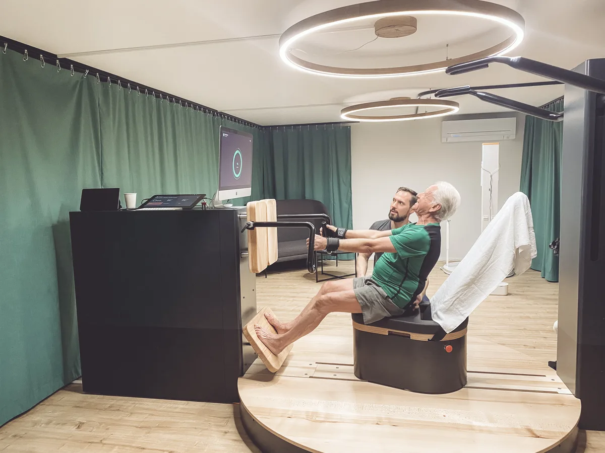 Das Foto zeigt einen älteren Herrn beim Aurum-Training.